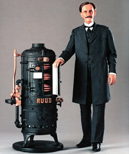 Edwin Ruud Edwin Ruud un ingeniero mecánico e inventor noruego al lado de su invento, un calentador de paso a gas con almacenamiento automático.